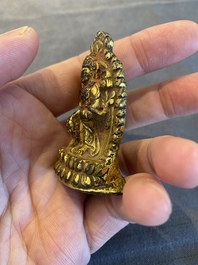 Bouddha miniature en bronze dor&eacute; et laqu&eacute;, Tibet ou N&eacute;pal, 15/16&egrave;me