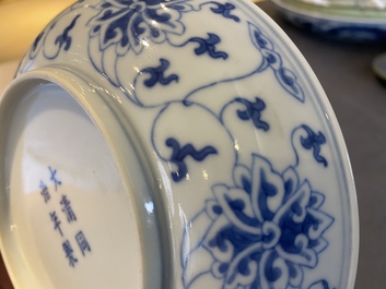 Een Chinees blauw-wit 'lotus' bordje, Tongzhi merk en wellicht periode