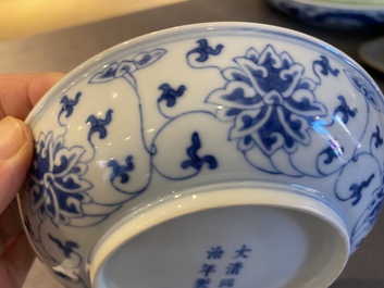 Een Chinees blauw-wit 'lotus' bordje, Tongzhi merk en wellicht periode