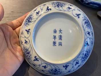 Een Chinees blauw-wit 'lotus' bordje, Tongzhi merk en wellicht periode