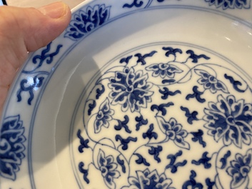 Een Chinees blauw-wit 'lotus' bordje, Tongzhi merk en wellicht periode