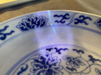 Een Chinees blauw-wit 'lotus' bordje, Tongzhi merk en wellicht periode