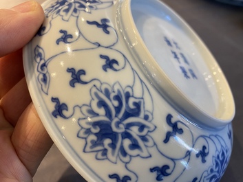 Een Chinees blauw-wit 'lotus' bordje, Tongzhi merk en wellicht periode