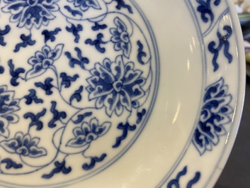 Een Chinees blauw-wit 'lotus' bordje, Tongzhi merk en wellicht periode