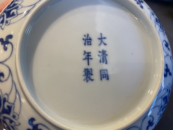 Een Chinees blauw-wit 'lotus' bordje, Tongzhi merk en wellicht periode