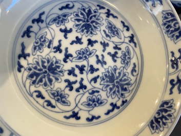 Een Chinees blauw-wit 'lotus' bordje, Tongzhi merk en wellicht periode