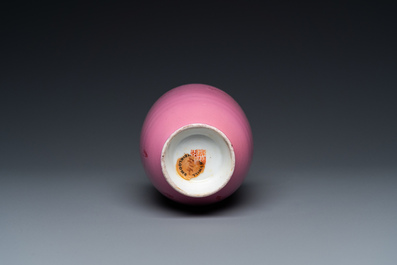 Een Chinese vaas met roze decor van Zhao Zilong op roze fondkleur, Qianlong merk, 19e eeuw