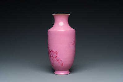 Een Chinese vaas met roze decor van Zhao Zilong op roze fondkleur, Qianlong merk, 19e eeuw