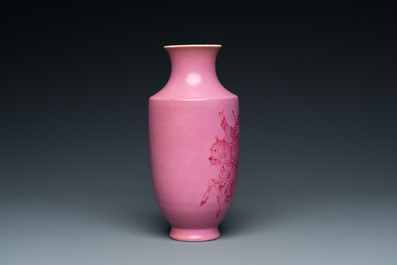 Een Chinese vaas met roze decor van Zhao Zilong op roze fondkleur, Qianlong merk, 19e eeuw