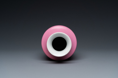 Een Chinese vaas met roze decor van Zhao Zilong op roze fondkleur, Qianlong merk, 19e eeuw