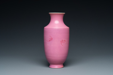 Een Chinese vaas met roze decor van Zhao Zilong op roze fondkleur, Qianlong merk, 19e eeuw