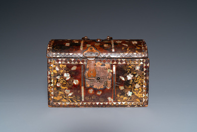 Coffret de type 'Namban' en bois incrust&eacute; d'&eacute;caille de tortue et de nacre, Japon, Momoyama ou Edo, 16/17&egrave;me