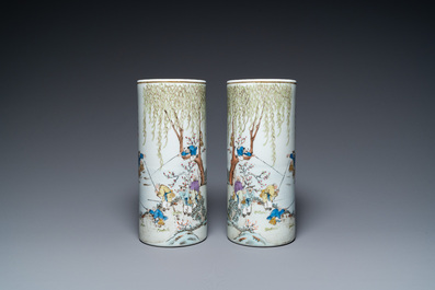 Een paar Chinese qianjiang cai hoedensteunen, Jiangxi Porcelain Company merk, 20e eeuw