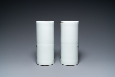 Een paar Chinese qianjiang cai hoedensteunen, Jiangxi Porcelain Company merk, 20e eeuw