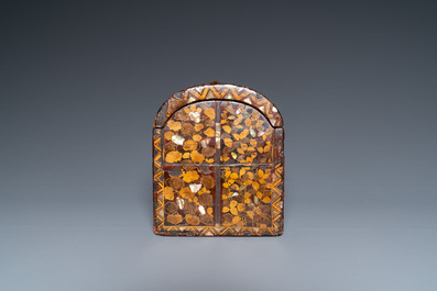 Coffret de type 'Namban' en bois incrust&eacute; d'&eacute;caille de tortue et de nacre, Japon, Momoyama ou Edo, 16/17&egrave;me