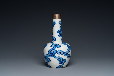 Vase de forme bouteille en porcelaine de Chine 'Bleu de Hue' pour le Vietnam, marque Thọ 壽, 18/19&egrave;me