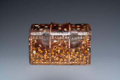 Coffret de type 'Namban' en bois incrust&eacute; d'&eacute;caille de tortue et de nacre, Japon, Momoyama ou Edo, 16/17&egrave;me