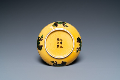 Coupe en porcelaine de Chine &agrave; d&eacute;cor de dragons en aubergine et vert sur fond jaune, marque et &eacute;poque de Guangxu