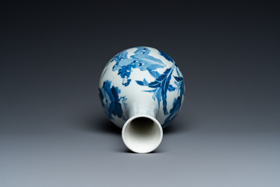 Vase de forme bouteille en porcelaine de Chine en bleu et blanc &agrave; d&eacute;cor de gar&ccedil;ons jouant et de femmes, marque de Chenghua, Kangxi