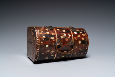 Coffret de type 'Namban' en bois incrust&eacute; d'&eacute;caille de tortue et de nacre, Japon, Momoyama ou Edo, 16/17&egrave;me