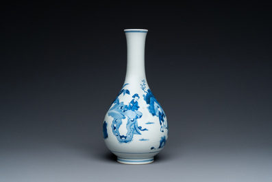 Vase de forme bouteille en porcelaine de Chine en bleu et blanc &agrave; d&eacute;cor de gar&ccedil;ons jouant et de femmes, marque de Chenghua, Kangxi