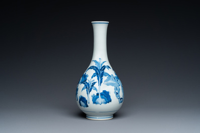 Vase de forme bouteille en porcelaine de Chine en bleu et blanc &agrave; d&eacute;cor de gar&ccedil;ons jouant et de femmes, marque de Chenghua, Kangxi