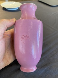 Een Chinese vaas met roze decor van Zhao Zilong op roze fondkleur, Qianlong merk, 19e eeuw