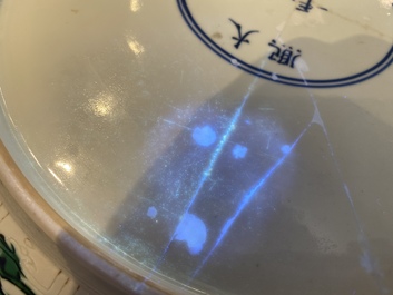Rare plat en biscuit &eacute;maill&eacute; sancai &agrave; d&eacute;cor d'un dragon de fa&ccedil;on anhua, marque et &eacute;poque de Kangxi