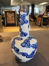 Vase de forme bouteille en porcelaine de Chine 'Bleu de Hue' pour le Vietnam, marque Thọ 壽, 18/19&egrave;me