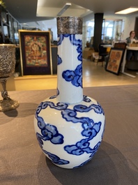 Vase de forme bouteille en porcelaine de Chine 'Bleu de Hue' pour le Vietnam, marque Thọ 壽, 18/19&egrave;me
