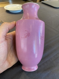 Een Chinese vaas met roze decor van Zhao Zilong op roze fondkleur, Qianlong merk, 19e eeuw