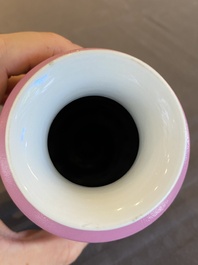 Een Chinese vaas met roze decor van Zhao Zilong op roze fondkleur, Qianlong merk, 19e eeuw