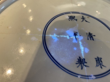 Rare plat en biscuit &eacute;maill&eacute; sancai &agrave; d&eacute;cor d'un dragon de fa&ccedil;on anhua, marque et &eacute;poque de Kangxi