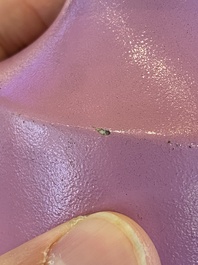Een Chinese vaas met roze decor van Zhao Zilong op roze fondkleur, Qianlong merk, 19e eeuw