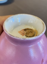 Een Chinese vaas met roze decor van Zhao Zilong op roze fondkleur, Qianlong merk, 19e eeuw