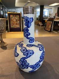 Vase de forme bouteille en porcelaine de Chine 'Bleu de Hue' pour le Vietnam, marque Thọ 壽, 18/19&egrave;me
