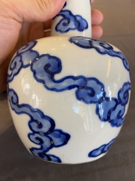 Vase de forme bouteille en porcelaine de Chine 'Bleu de Hue' pour le Vietnam, marque Thọ 壽, 18/19&egrave;me
