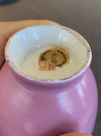 Een Chinese vaas met roze decor van Zhao Zilong op roze fondkleur, Qianlong merk, 19e eeuw