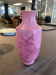 Een Chinese vaas met roze decor van Zhao Zilong op roze fondkleur, Qianlong merk, 19e eeuw