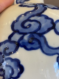 Vase de forme bouteille en porcelaine de Chine 'Bleu de Hue' pour le Vietnam, marque Thọ 壽, 18/19&egrave;me