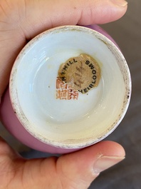 Een Chinese vaas met roze decor van Zhao Zilong op roze fondkleur, Qianlong merk, 19e eeuw
