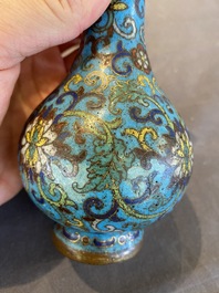 Vase de forme bouteille en &eacute;maux cloisonn&eacute;s, marque et peut-&ecirc;tre &eacute;poque de Qianlong