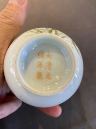 Een Chinese wijnkop met floraal decor, Guangxu merk en periode