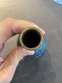 Vase de forme bouteille en &eacute;maux cloisonn&eacute;s, marque et peut-&ecirc;tre &eacute;poque de Qianlong