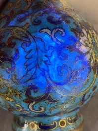 Vase de forme bouteille en &eacute;maux cloisonn&eacute;s, marque et peut-&ecirc;tre &eacute;poque de Qianlong