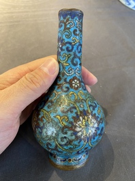 Vase de forme bouteille en &eacute;maux cloisonn&eacute;s, marque et peut-&ecirc;tre &eacute;poque de Qianlong