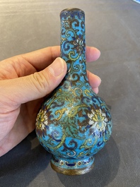 Vase de forme bouteille en &eacute;maux cloisonn&eacute;s, marque et peut-&ecirc;tre &eacute;poque de Qianlong