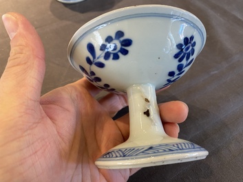 Een paar Chinese blauw-witte stem cups met floraal decor, Kangxi