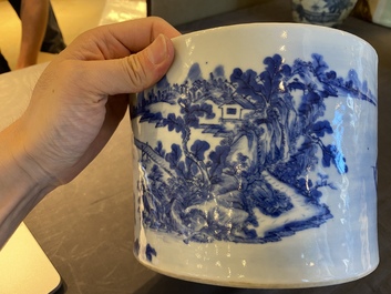 A Chinese blue and white brush pot with a refined landscape, 19th C.