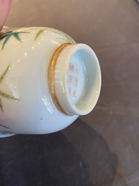 Een Chinese wijnkop met floraal decor, Guangxu merk en periode